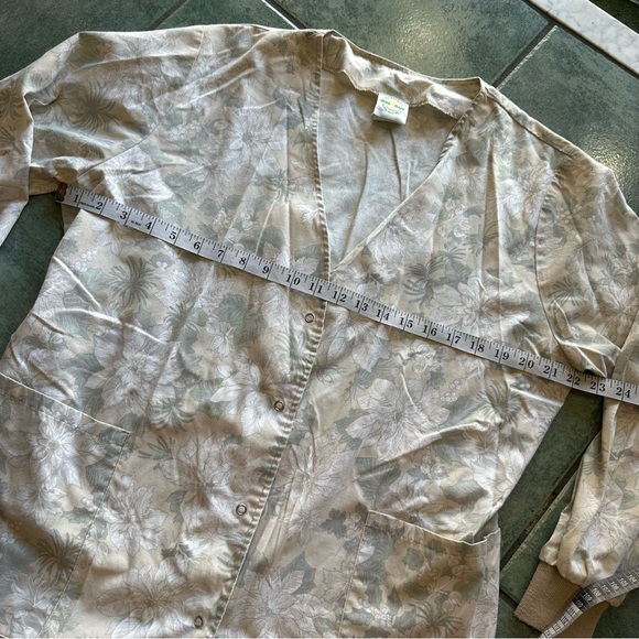 VTG Long Sleeve Cardigan Scrub Top
Good condition - Picture 7 of 8